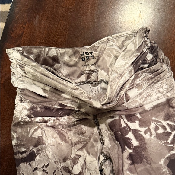 JoyLab Black and White Floral Leggings - Picture 3 of 3